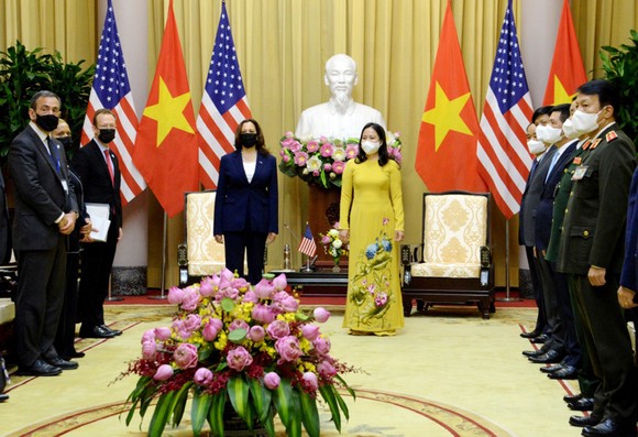 Chủ tịch nước Nguyễn Xuân Phúc hội kiến với Phó Tổng thống Hoa Kỳ Kamala Harris ảnh 3