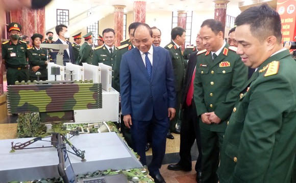Chủ tịch nước trao Giải thưởng Hồ Chí Minh cho 2 công trình KH-CN ở lĩnh vực quân sự, quốc phòng ảnh 2