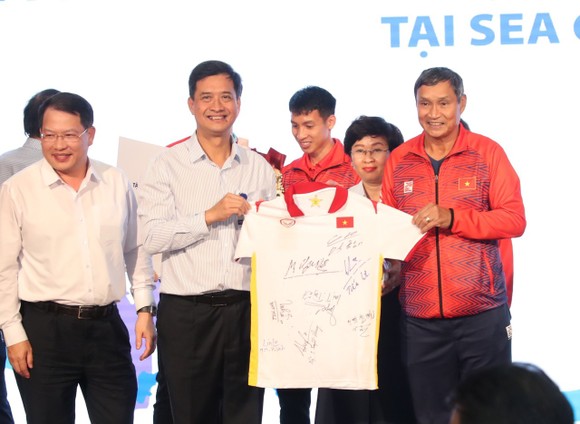 VNPT “thưởng nóng” đội tuyển bóng đá nam U23 và đội tuyển bóng đá nữ Việt Nam 2 tỷ đồng ảnh 1