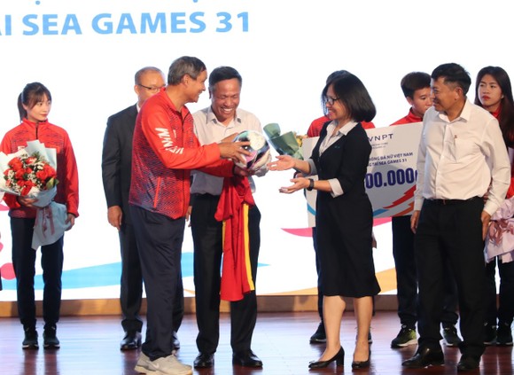 VNPT “thưởng nóng” đội tuyển bóng đá nam U23 và đội tuyển bóng đá nữ Việt Nam 2 tỷ đồng ảnh 4