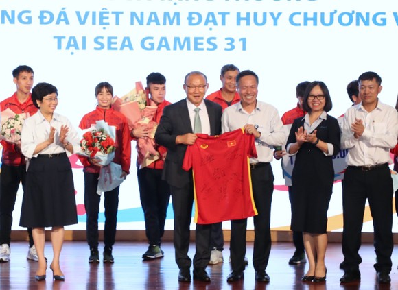 VNPT “thưởng nóng” đội tuyển bóng đá nam U23 và đội tuyển bóng đá nữ Việt Nam 2 tỷ đồng ảnh 2
