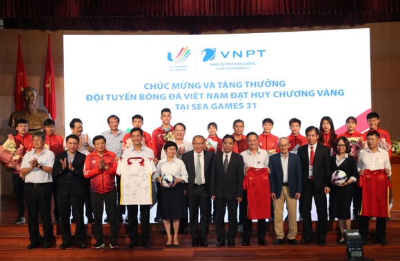 VNPT “thưởng nóng” đội tuyển bóng đá nam U23 và đội tuyển bóng đá nữ Việt Nam 2 tỷ đồng ảnh 5