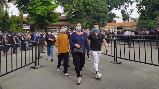 Đông đảo nghệ sĩ, người dân đến viếng, tiễn biệt nghệ sĩ Chí Tài ảnh 3