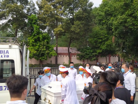 Đông đảo nghệ sĩ, người dân đến viếng, tiễn biệt nghệ sĩ Chí Tài ảnh 2