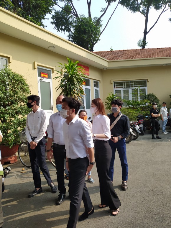 Đông đảo nghệ sĩ, người dân đến viếng, tiễn biệt nghệ sĩ Chí Tài ảnh 4