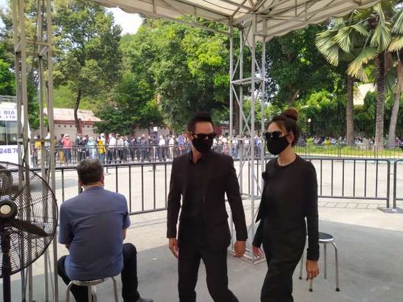 Đông đảo nghệ sĩ, người dân đến viếng, tiễn biệt nghệ sĩ Chí Tài ảnh 11