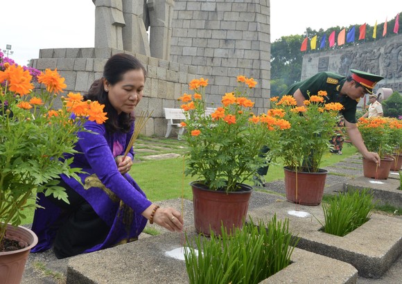 Lãnh đạo TPHCM dâng hương, dâng hoa tưởng niệm Chủ tịch Hồ Chí Minh và các anh hùng liệt sĩ ảnh 4