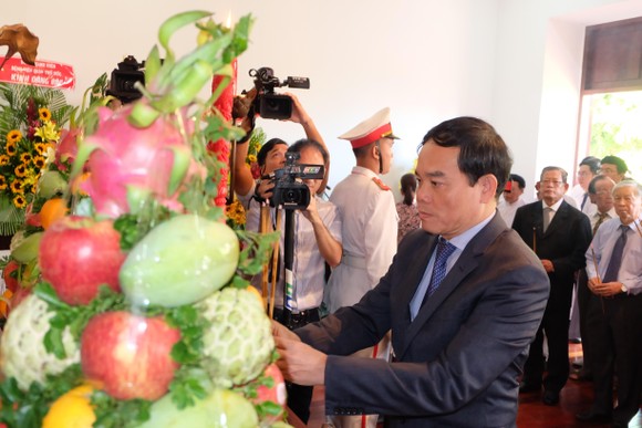 Đoàn đại biểu TPHCM dâng hương, dâng hoa tưởng nhớ Chủ tịch Hồ Chí Minh ảnh 1