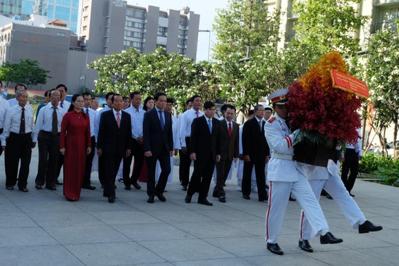 Đoàn đại biểu TPHCM dâng hương, dâng hoa tưởng nhớ Chủ tịch Hồ Chí Minh ảnh 3
