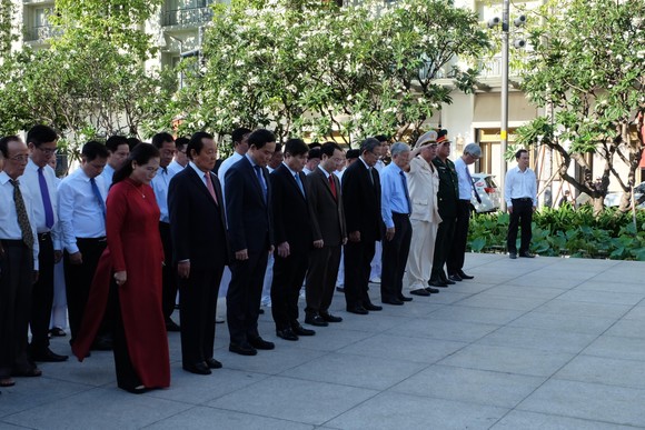 Đoàn đại biểu TPHCM dâng hương, dâng hoa tưởng nhớ Chủ tịch Hồ Chí Minh ảnh 4