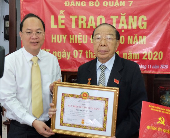 Phó Bí thư Thành ủy TPHCM Nguyễn Hồ Hải trao Huy hiệu Đảng cho đảng viên cao tuổi Đảng ảnh 1