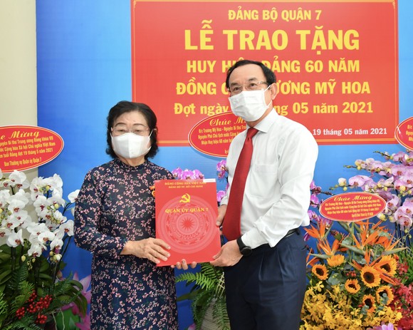Bí thư Thành ủy TPHCM Nguyễn Văn Nên trao Huy hiệu 60 năm tuổi Đảng cho đồng chí Trương Mỹ Hoa ảnh 1