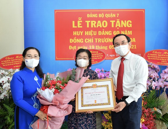 Bí thư Thành ủy TPHCM Nguyễn Văn Nên trao Huy hiệu 60 năm tuổi Đảng cho đồng chí Trương Mỹ Hoa ảnh 2