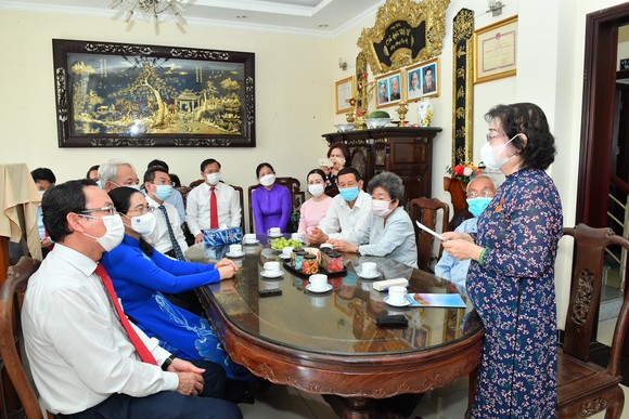 Bí thư Thành ủy TPHCM Nguyễn Văn Nên trao Huy hiệu 60 năm tuổi Đảng cho đồng chí Trương Mỹ Hoa ảnh 4