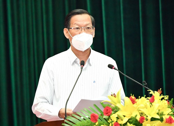 Chủ tịch UBND TPHCM Phan Văn Mãi phát biểu tại Lễ tuyên dương đoàn công tác tăng cường và tham gia phòng chống dịch Covid-19 trên địa bàn TPHCM, sáng 6-10-2021. Ảnh: VIỆT DŨNG