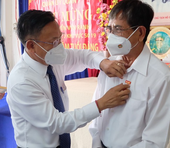 Đồng chí Nguyễn Hữu Hiệp trao Huy hiệu Đảng cho đồng chí cao tuổi Đảng ảnh 1