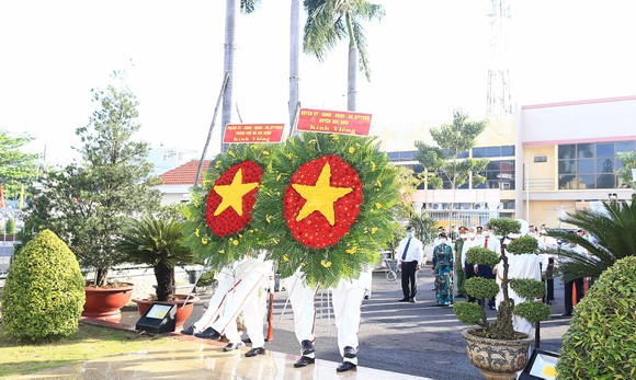 Lãnh đạo TPHCM dâng hương tại Khu tưởng niệm Ngã Ba Giồng ảnh 6