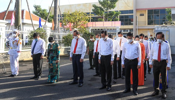 Lãnh đạo TPHCM dâng hương tại Khu tưởng niệm Ngã Ba Giồng ảnh 5