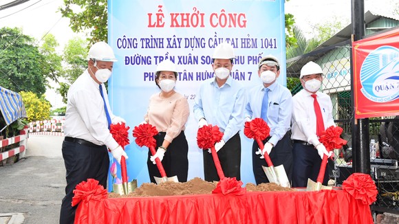 Người dân quận 7 hiến trên 2.200m² đất để thực hiện các công trình mở rộng hẻm ảnh 1