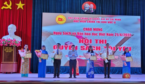 2 thí sinh giành giải nhất hội thi thuyết trình 'Quyển sách tôi yêu' ảnh 1