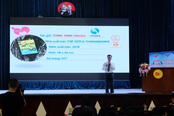 2 thí sinh giành giải nhất hội thi thuyết trình 'Quyển sách tôi yêu' ảnh 2