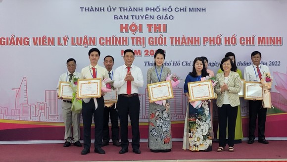 Giảng viên Võ Thị Hậu đoạt giải nhất hội thi giảng viên lý luận chính trị giỏi ảnh 1