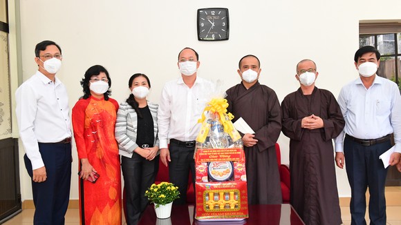 Lãnh đạo TPHCM thăm, chúc mừng Đại lễ Phật đản Phật lịch 2566 – Dương lịch năm 2022 ảnh 4