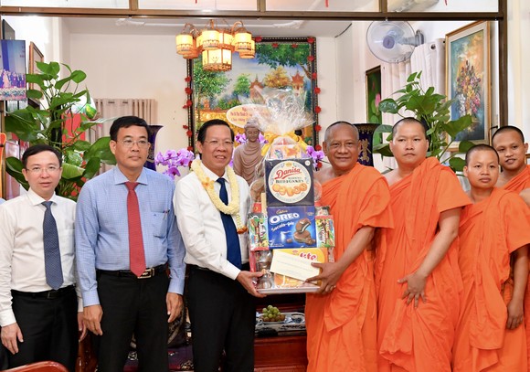 Lãnh đạo TPHCM thăm, chúc mừng Đại lễ Phật đản Phật lịch 2566 – Dương lịch năm 2022 ảnh 3
