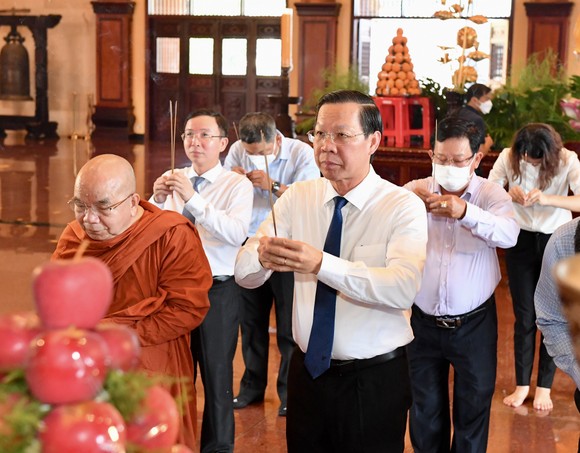 Lãnh đạo TPHCM thăm, chúc mừng Đại lễ Phật đản Phật lịch 2566 – Dương lịch năm 2022 ảnh 2