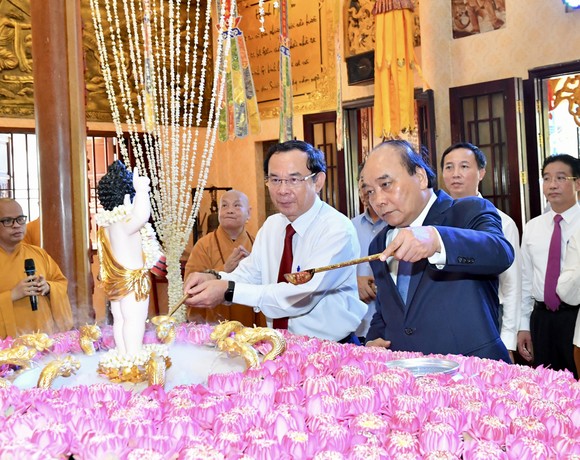Chủ tịch nước Nguyễn Xuân Phúc thăm chức sắc Giáo hội Phật giáo Việt Nam tại TPHCM ảnh 3