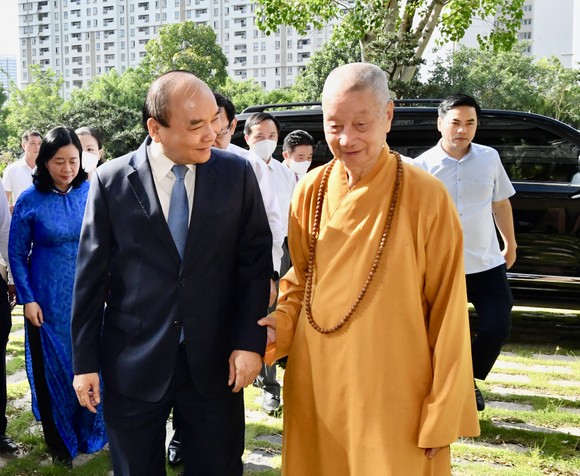 Chủ tịch nước Nguyễn Xuân Phúc thăm chức sắc Giáo hội Phật giáo Việt Nam tại TPHCM ảnh 1