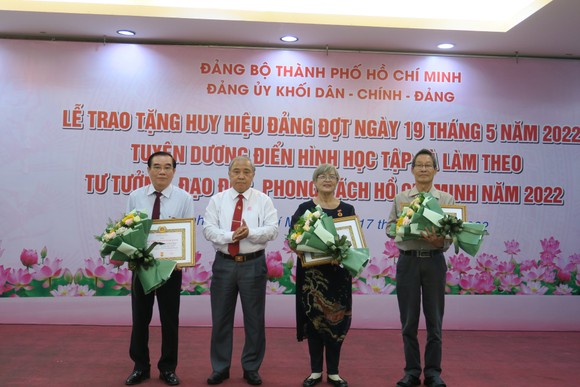 Chủ tịch UBND TPHCM Phan Văn Mãi trao Huy hiệu Đảng cho các đảng viên cao tuổi đảng tại quận 7 ảnh 6