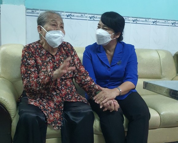 Lãnh đạo TPHCM thăm, chúc thọ người cao tuổi tiêu biểu ảnh 3