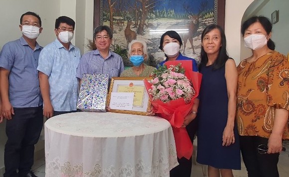 Lãnh đạo TPHCM thăm, chúc thọ người cao tuổi tiêu biểu ảnh 2