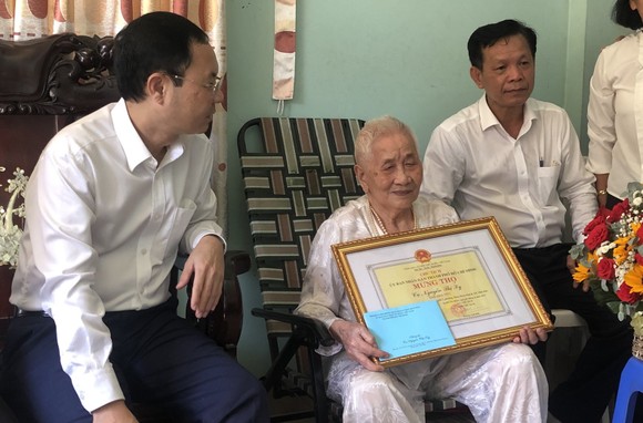 Lãnh đạo TPHCM thăm, chúc thọ người cao tuổi tiêu biểu ảnh 3