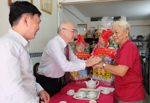 Chủ tịch UBND TPHCM Phan Văn Mãi thăm các gia đình chính sách ở quận 5 ảnh 10
