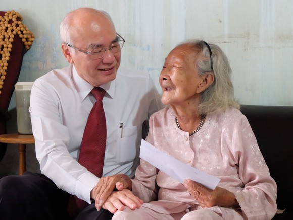 Chủ tịch UBND TPHCM Phan Văn Mãi thăm các gia đình chính sách ở quận 5 ảnh 9