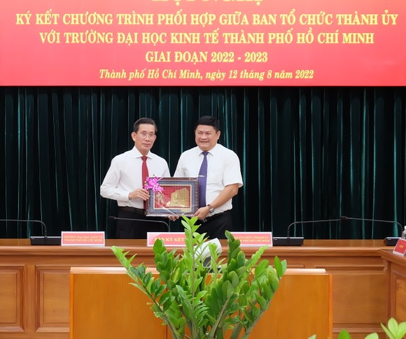 Phối hợp đào tạo cán bộ chất lượng cho khu vực công của TPHCM ảnh 5
