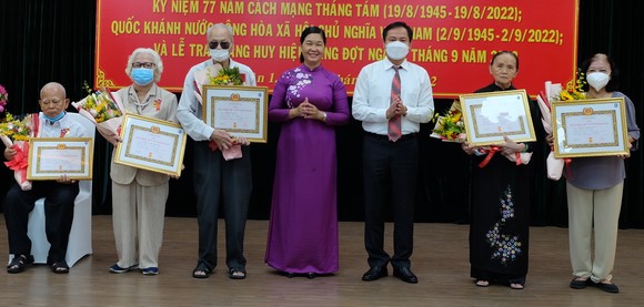 Trao Huy hiệu Đảng đến các đảng viên cao tuổi Đảng đợt 2-9 ảnh 5