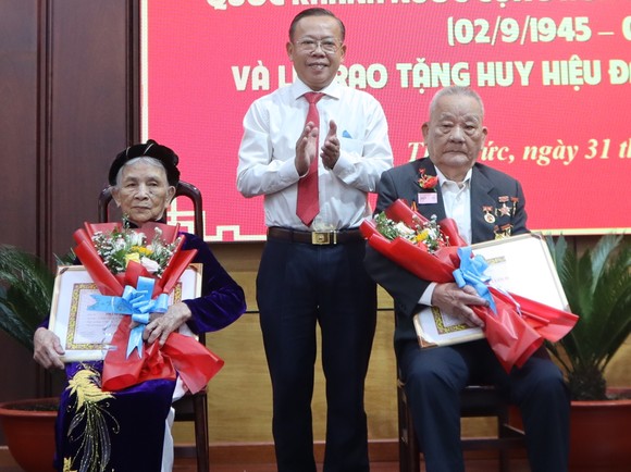 Trao Huy hiệu Đảng đến các đảng viên cao tuổi Đảng đợt 2-9 ảnh 1