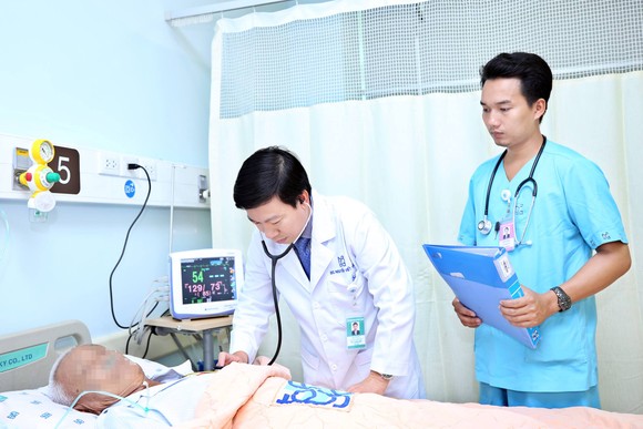 Bác sĩ Nguyễn Viết Hậu đang khám cho bệnh nhân