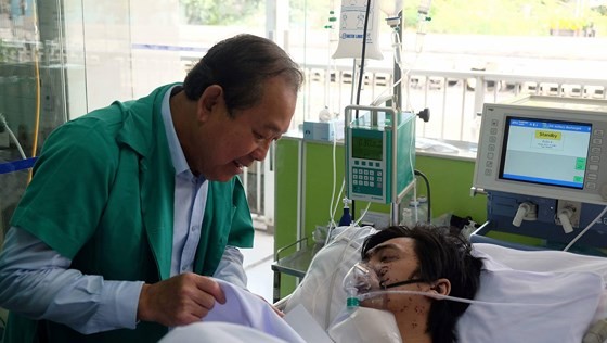 Phó Thủ tướng Thường trực Trương Hòa Bình thăm hỏi nạn nhân điều trị tại Bệnh viện Chợ Rẫy sau vụ cháy