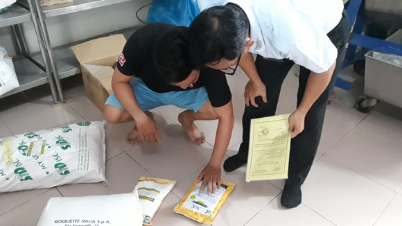 Kiểm tra đột xuất 2 có sở sản xuất chế biến giò chả tại TPHCM ảnh 2