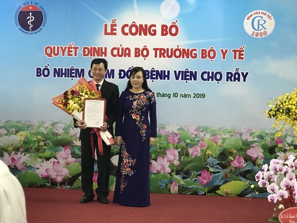 Bộ trưởng Bộ Y tế Nguyễn Thị Kim Tiến trao quyết định bổ nhiệm cho Thầy thuốc Ưu tú, bác sĩ CKII Nguyễn Tri Thức