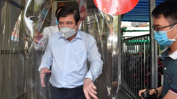 Chủ tịch UBND TPHCM Nguyễn Thành Phong kiểm tra buồng khử khuẩn tại Bệnh viện Quận 11. Ảnh: VIỆT DŨNG