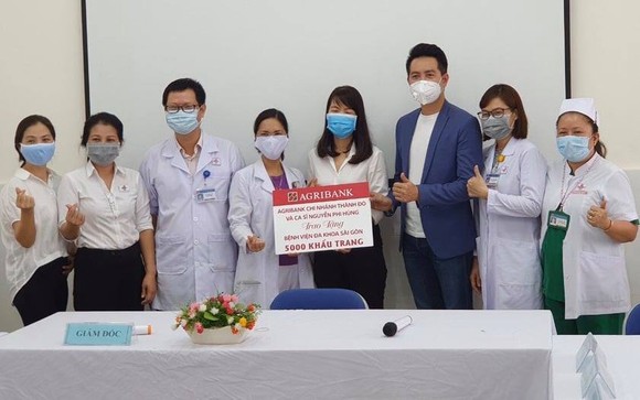 Bệnh viện Dã chiến 2.3 tặng 1.000 nón kính bảo hộ phòng chống dịch cho Bệnh viện Quân y 175 ảnh 2