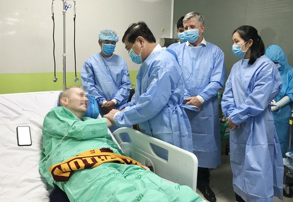 Chủ tịch UBND TPHCM Nguyễn Thành Phong thăm, động viên bệnh nhân phi công người Anh ảnh 1