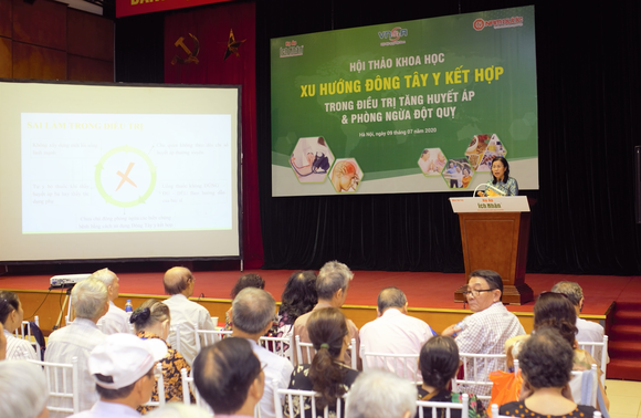 TS.BS Nguyễn Thị Vân Anh, nguyên Trưởng Khoa Nội, Bệnh viện Y học cổ truyền Trung ương chia sẻ tại hội thảo