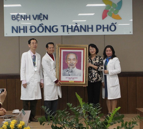 Phó Chủ tịch nước Đặng Thị Ngọc Thịnh thăm hai bé song sinh Trúc Nhi – Diệu Nhi ảnh 6