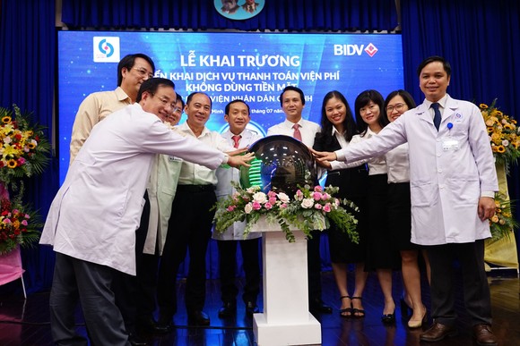 Bệnh viện Nhân dân Gia định triển khai thanh toán viện phí không dùng tiền mặt ảnh 1